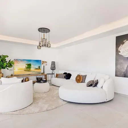 Stunning Luxurious Apartment. *